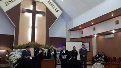 Pdt. Dr. Martin L. Sinaga Diteguhkan Menjadi Pendeta GKPS Cijantung