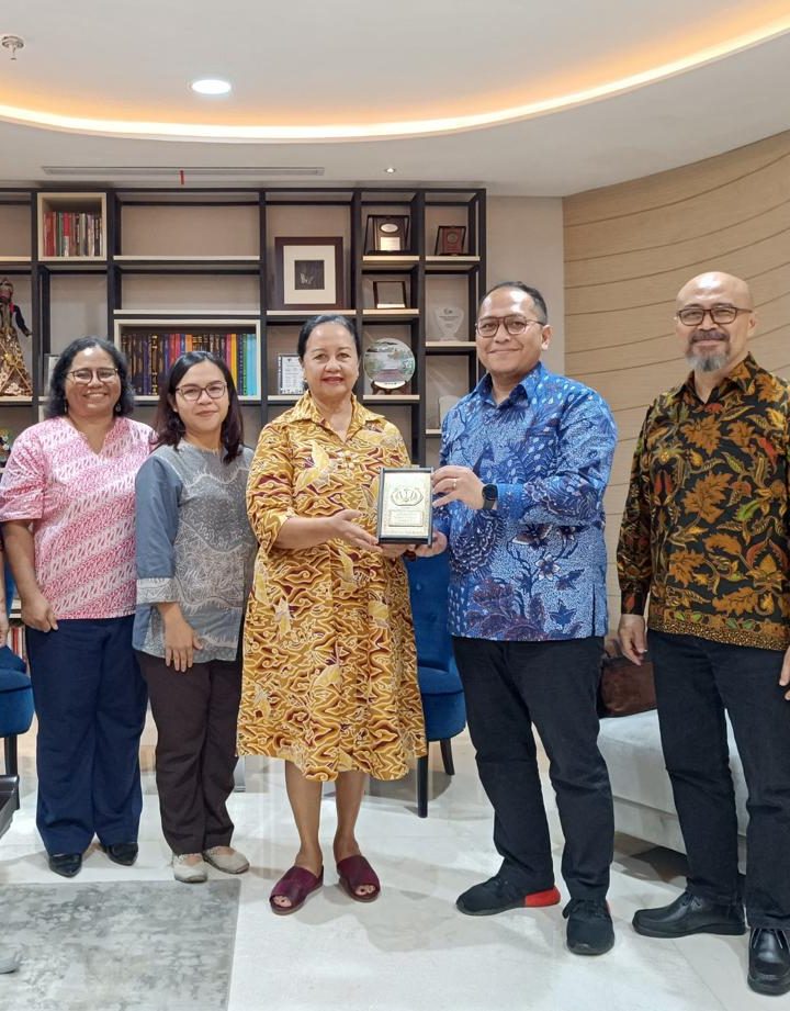Tim Pemimpin STFT Jakarta Mengunjungi Pendiri dan Pembina Yayasan DEL, Dra. Devi Pandjaitan.