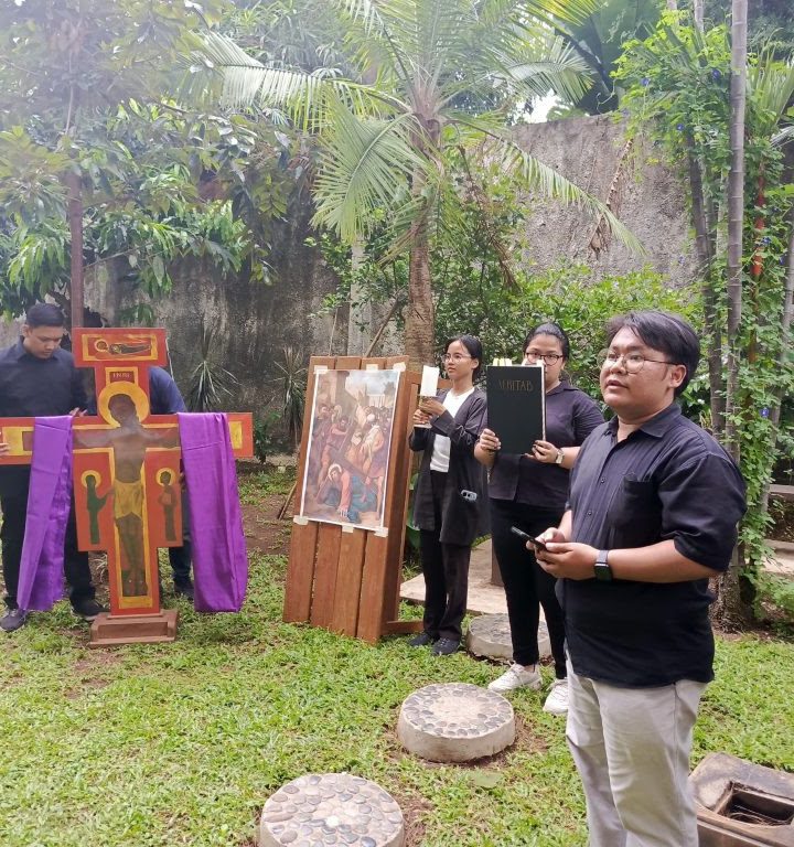 Berjalan & Meratapi Dunia Bersama Kristus